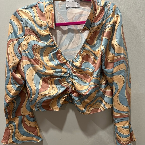 ASOS DESIGN satin ruched front top with hook and eye detail in swirl print - Picture 9 of 12